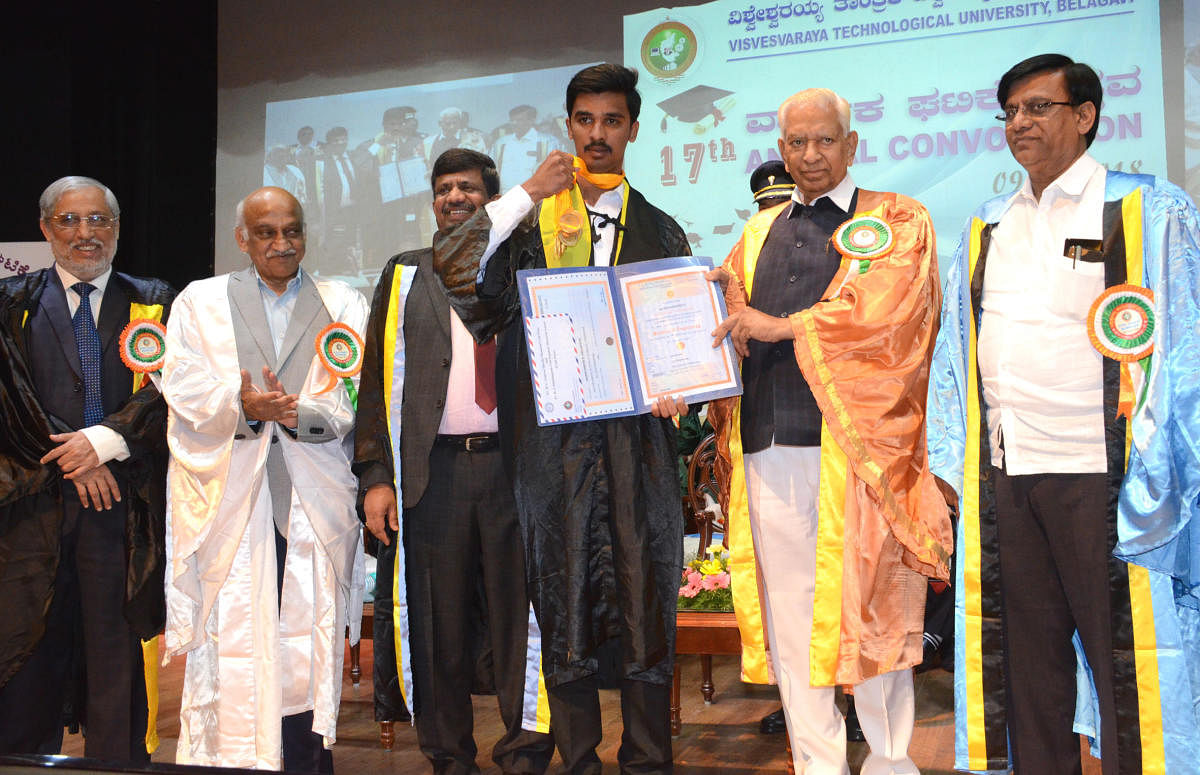 CAPTION: Adichunchangiri Institute of Technology, Chikamagalur student Sachin Keerthi being presented highest number of 13 gold medals by Governor and Chancellor Vajubhai Vala for having secured first rank, highest marks in BE Civil Engineering, highest marks among the rank holders in any branch of BE, highest aggregate marks in all eight semesters and highest marks among students of the engineering colleges affiliated to VTU during the 17th annual convocation. Higher Education Minister Basavaraj Rayareddi, AICTE Chairman Prof Anil Sahasrabudhe, ISRO Chairman A S Kiran Kumar and Vice Chancellor Dr Karisiddappa are seen.