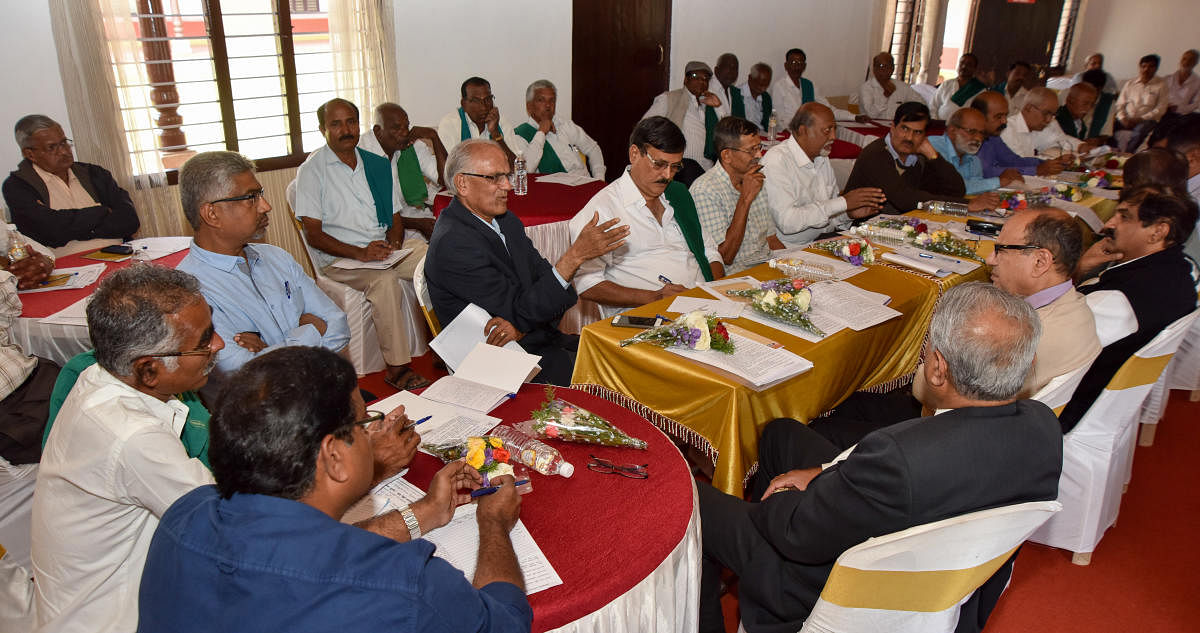 JSS Agriculture Sciences division head Mahadevappa interacts with farmers and experts during an interaction organised by State Sugarcane Growers Association at Chetan Garden, in Mysuru, on Wednesday. Association president Kurubur Shanthakumar and Indian Council of Agricultural Research former director Mruthyunjaya are seen. dh photo