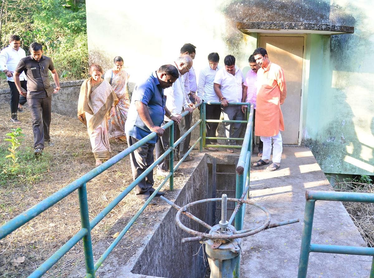 MP Nalin Kumar Kateel and other BJP leaders look at a defunct wet-well in Padil on Thursday.