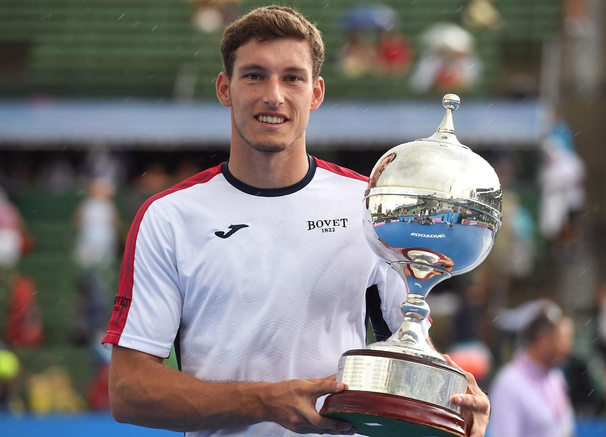 Pablo Carreno Busta of Spain holds the trophy after defeating Matthew Ebden of Australia in the final of the Kooyong Classic tennis tournament in Melbourne on January 12, 2018. / AFP PHOTO / William WEST / IMAGE RESTRICTED TO EDITORIAL USE - STRICTLY NO COMMERCIAL USE