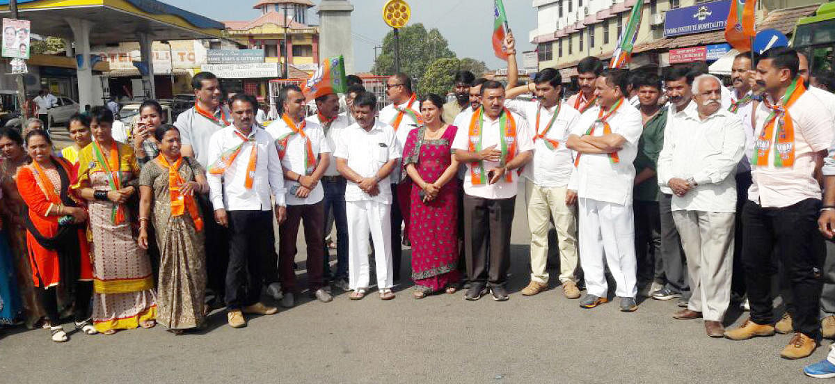 12ko3BJP activists stage a protest in front of General Thimmaiah Circle, condemning the statement of Chief Minister.