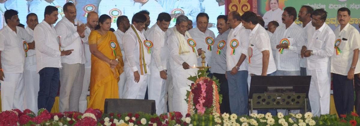 Chief Minister Siddaramaiah inaugurates the 'Sadhana Samavesha' at Malavalli in Mandya district on Friday.