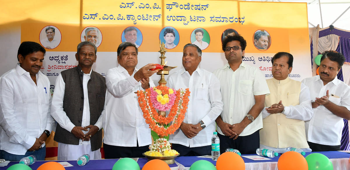 BJP leader Jagadeesh Shettar inaugurating the inaugural of the SMP Canteen organised at SMP Foundation in Mysuru on Sunday. SMP Foundation Shivaprakash, RSS leader Ma. Venkataram, BJP leader Sommanna, BJP Mysuru City President Dr Manjunath, BJP leaders Shivanna and H V Rajeev are seen.-Photo by Savitha. B R