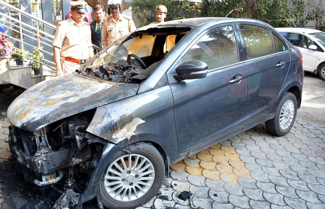 Another parked car was set on fire by miscreants in Kalaburagi city in Anand Nagar early Monday morning.  DH photo