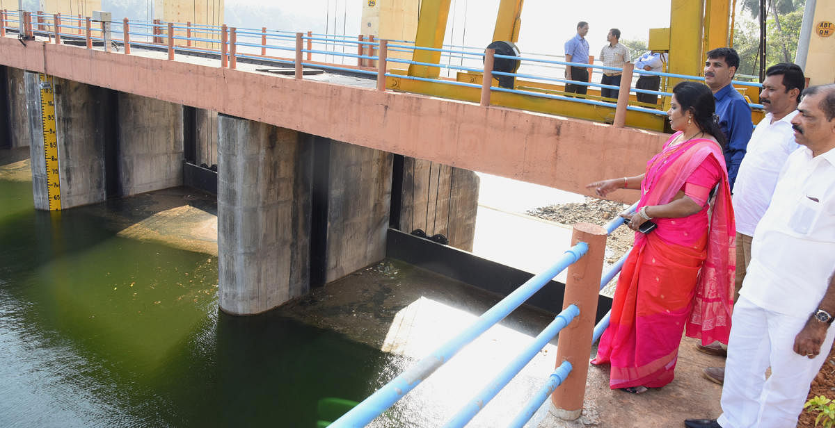 Mayor Kavitha Sanil, Council Chief Whip Shashidhar Hegde, Town Planning Standing Committee Chairman Abdul Ravoof and others pay visit to Thumbe dam on Monday.