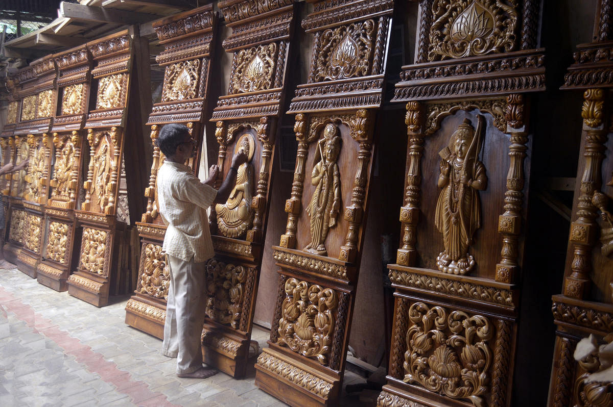 Various carvings and sculptures in Bikku Gudigar Kalakendra, Yellapur.