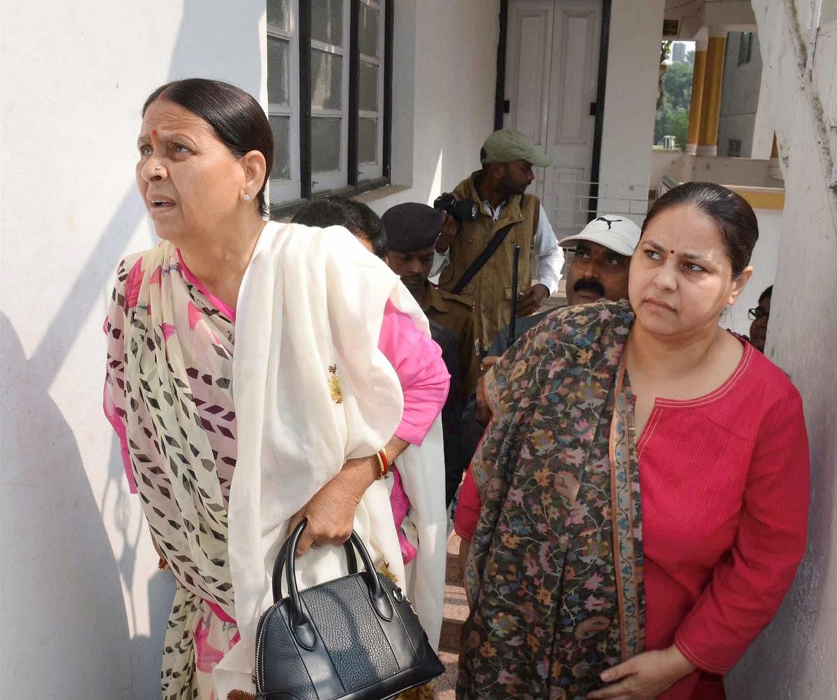Rabri devi along with her daughter appearing at ED office