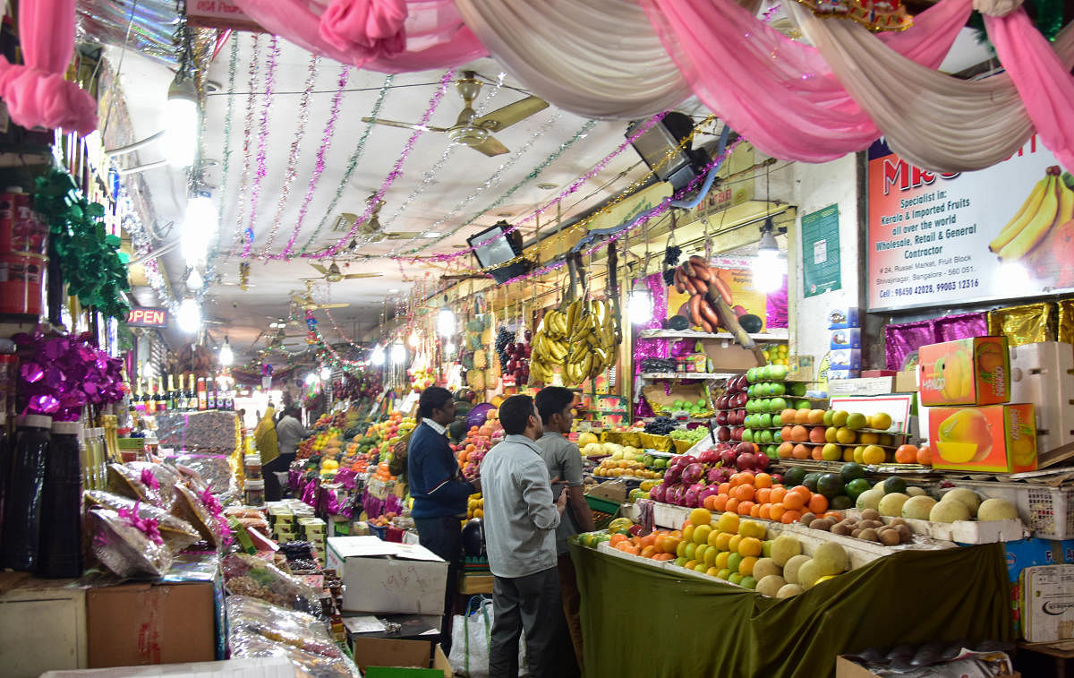 Go with Dhmetro story... Russell Market (Vegetable and Fruit market), at Shivajinagara, in Bengaluru on Tuesday. Photo/ B H Shivakumar
