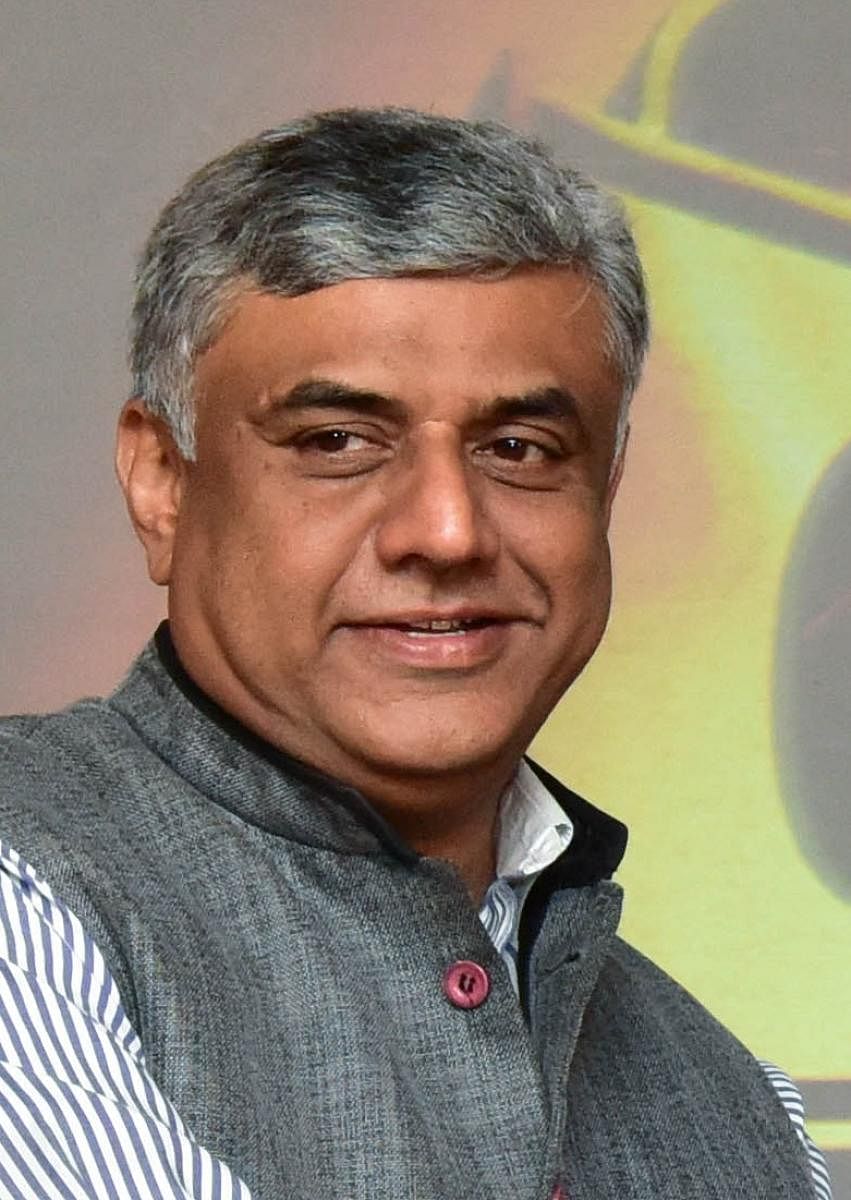 Venkatraghavan S from Mumbai(Ext. Right) receiving the Indian Crossword League IXL-2017, (National Crossword) Championship Trophy from Prof. Rajeev Gowda, Member of Parliament, at Royal Orchid, in Bengaluru on Sunday. Indian Crossword League Chief Mentor Vivek Kumar Singh (Ext. Left)and Crossword Master Ochintya Sharma are also seen. Photo/ B H Shivakumarrajeev gowda