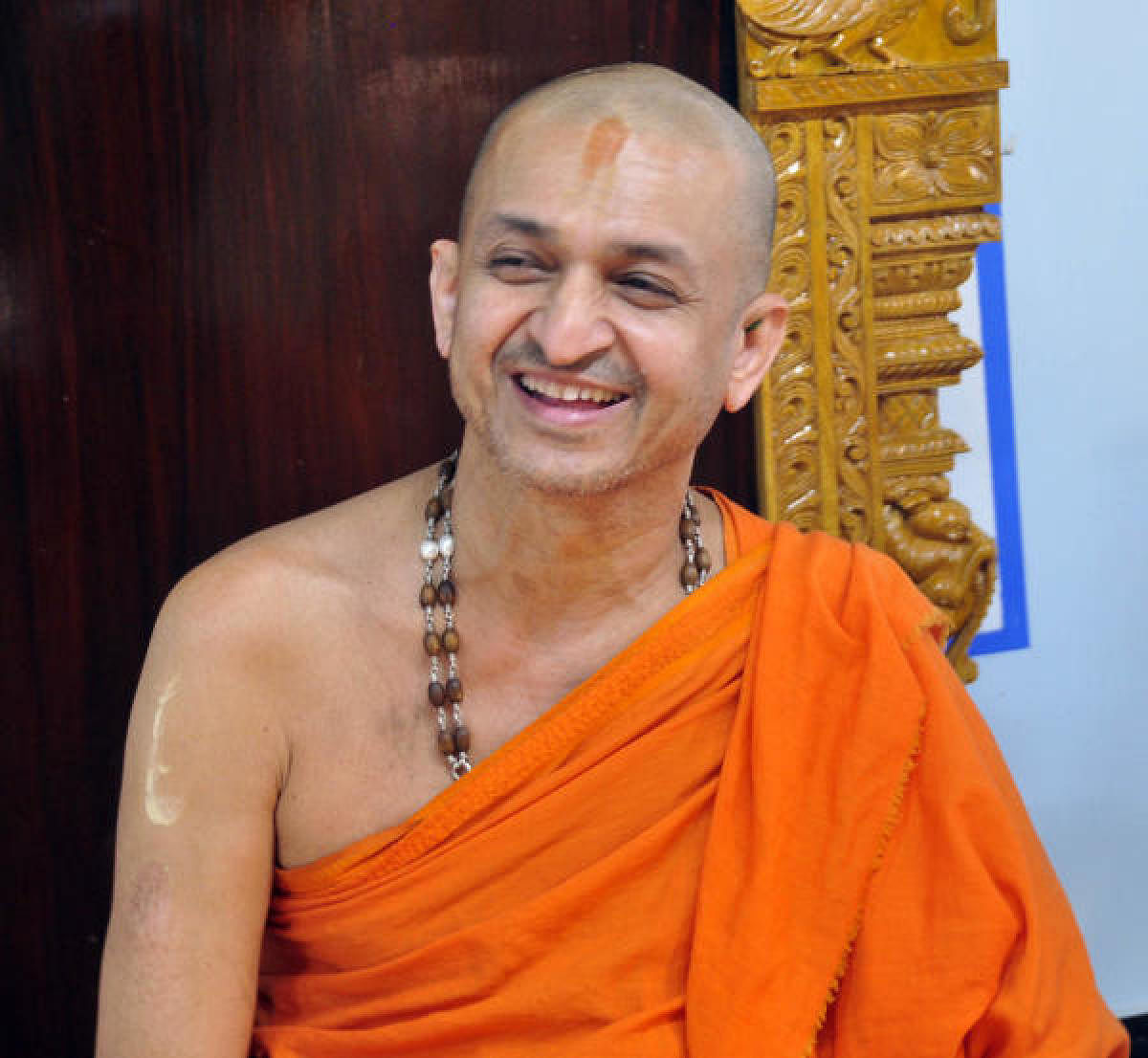 Palimaru Mutt seer Vidyadheesha Theertha Swami.