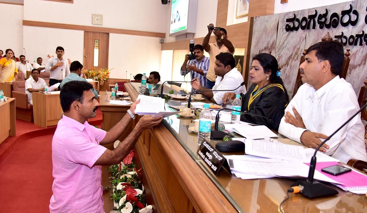 Corporator Sudheer Shetty makes a point before Mayor Kavitha Sanil during the special meeting of the Council of Mangaluru City Corporation, in Mangaluru on Wednesday.