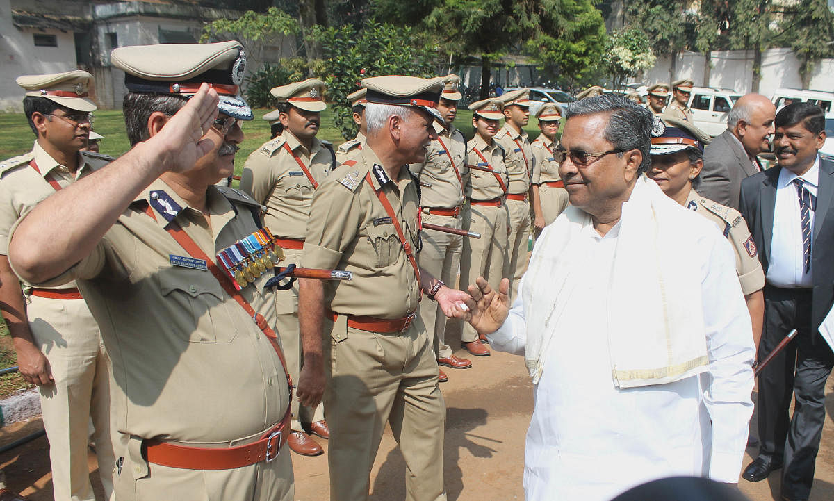 Chief Minister Siddaramaiah greet Senior Police Officials, during his visit to DG Office to Annual Senior Officials meet , in Bengaluru on Wednesday. H DH Photo