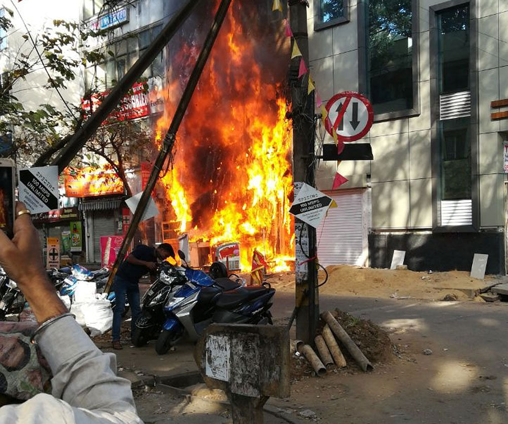 Fire breaks out at Jayanagar eatery