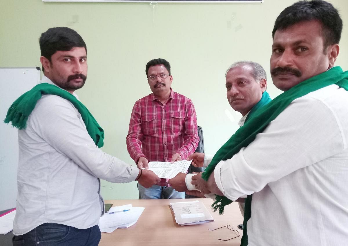 Farmers submit a memorandum to the chief conservator of forest, Lingaraju, in Madikeri.