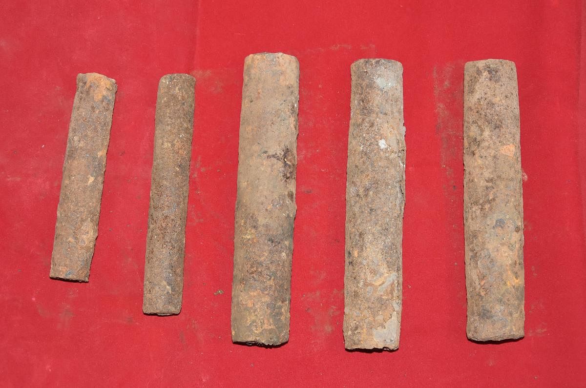 Parts of the iron rockets found at Nagara, Hosanagar taluk will be displayed at the Shivappa Nayaka Palace in Shivamogga soon. dh photo