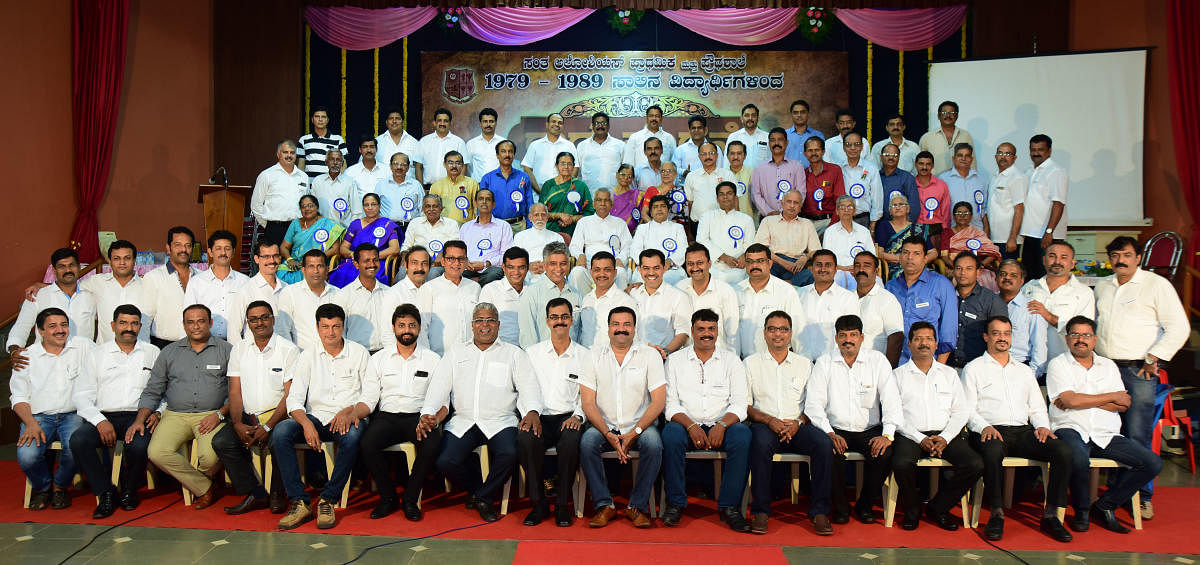 Teachers of the 1979 - 1989 batch of St Aloysius High School seen with former students at a felicitation on Sunday. The then headmasters Rev Fr Denis Rasquinha, Rev Fr Lawrence Pinto, present High School headmaster Rev Fr Jerald Furtado and Primary School correspondent Rev Fr Eric Mathias among others look on.
