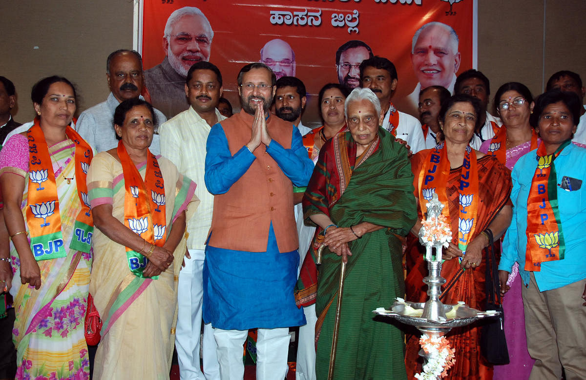 BKChandrakala, who quits Congress party, and her followers join BJP, at a programme, in Hassan, on Sunday. Union Minister for Human Resource Development Prakash Javadekar is seen.