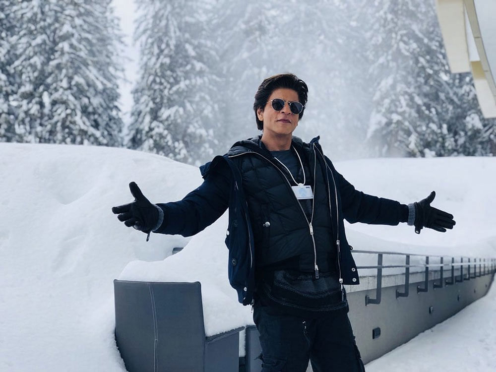 Shah Rukh Khan poses for a photo at Davos. Twitter photo.