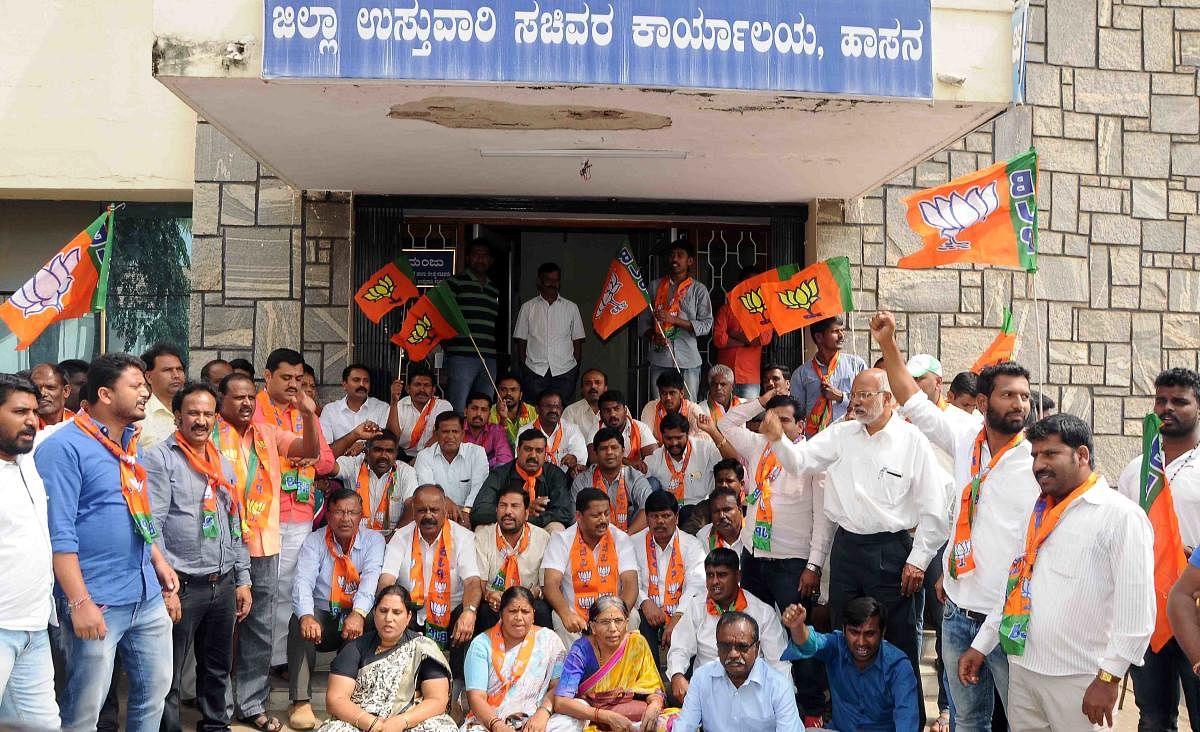 BJP workers stage a protest against the transfer of Deputy Commissioner Rohini Sindhuri, in front of District in-charge Minister A Manju's office in Hassan on Tuesday. DH Photo