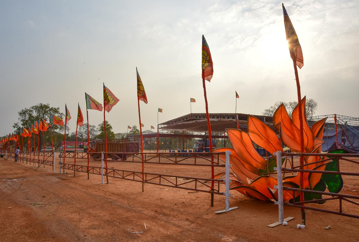 Preparations in progress ahead of the Parivarthana Yatra on Maharaja's College Grounds in Mysuru on Wednesday. DH PHOTO
