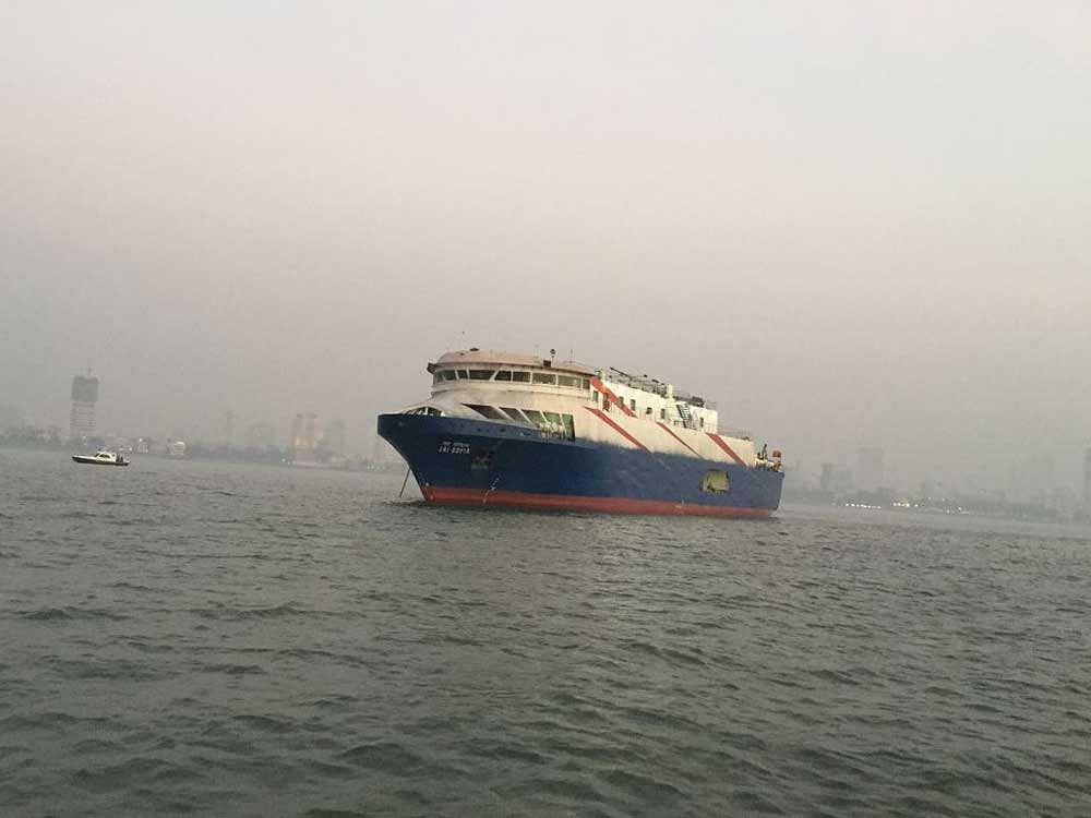 The city's first coastline cruise,  made its maiden voyage from Bandra jetty with its first crew of joyriders. image source: Twitter/@maiden_mumbai