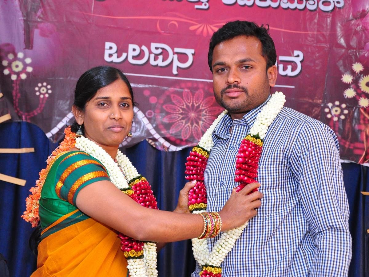 Shivakumar and Nazreen got married by exchanging the garlands, at a simple ceremony in Mandya on Friday.