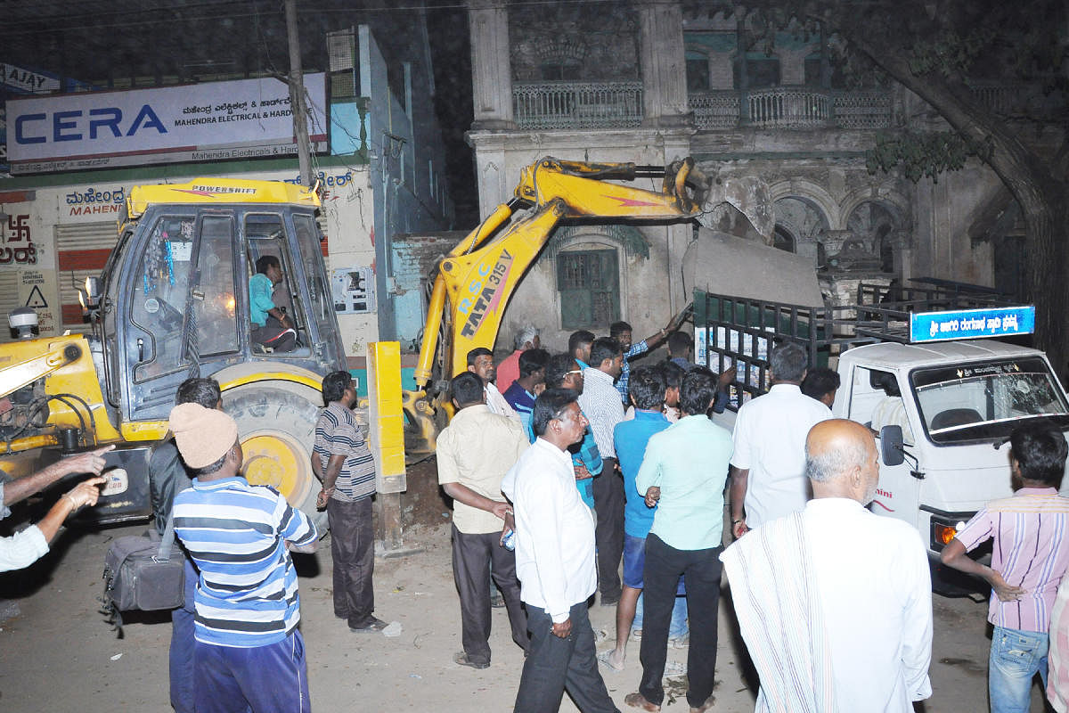 Encroachments being cleared by the TMC and PWD workers at Nanjangud, Mysuru district on Friday.