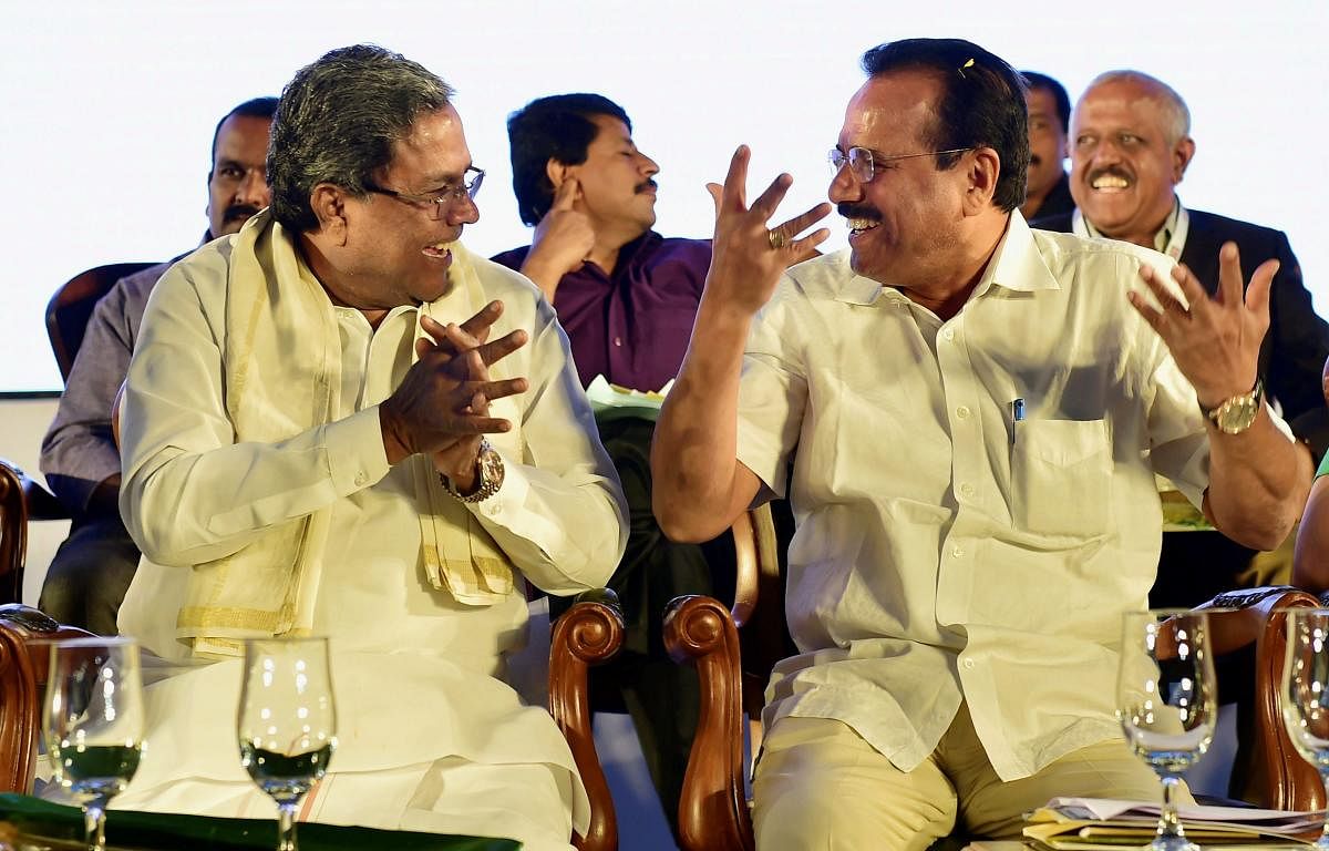 Bengaluru: Karnataka Chief Minister Siddaramaiah and Former Karnataka chief minister D V Sadananda Gowda during the inauguration of Organic and Miller fair 2018 in Bengaluru on Friday. PTI Photo by Shailendra Bhojak(PTI1_19_2018_000097B)
