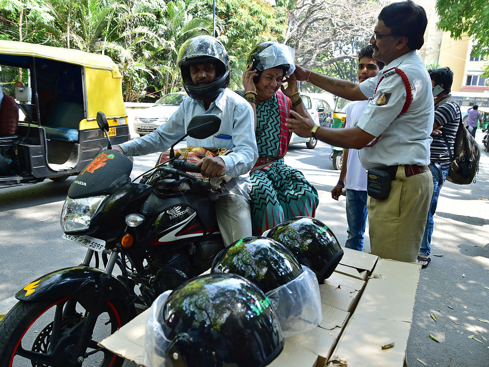 Cops go easy against non-ISI helmets