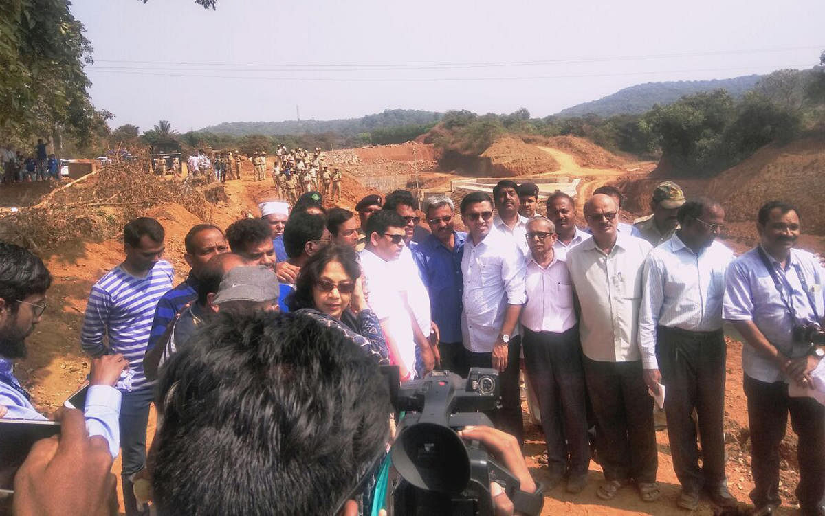 A delegation from Goa visits the Kalasa-Banduri Nala project site at Kanakumbi in Khanapur taluk, Belagavi district on Sunday. dh photo