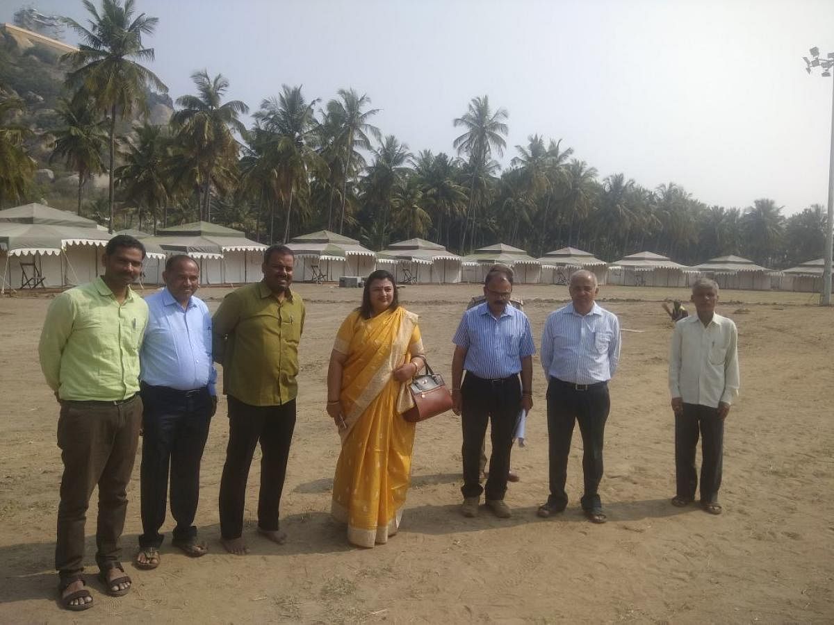 Vice President of Non Residential Indian (NRI) Council Arathi Krishna visited the temporary satellite towns under construction at Shravanabelagola, Hassan district, on Sunday.
