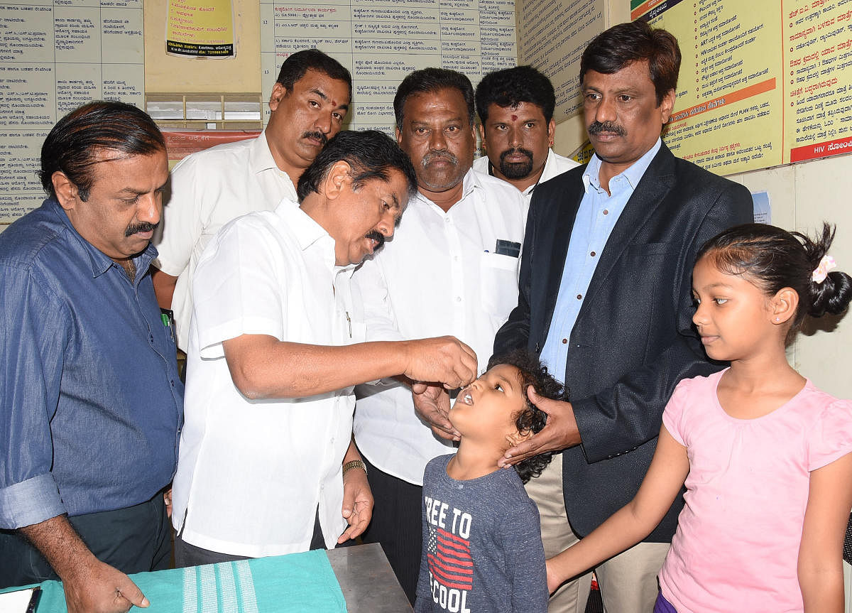 Krishanaraja MLA M K Somashekar take part in Pulse Polio programme, at Jayanagara Primary Health Centre in Mysuru on Sunday January 28, 2018. DHO Bavaraju also seen - PHOTO / DH PV PHOTOS
