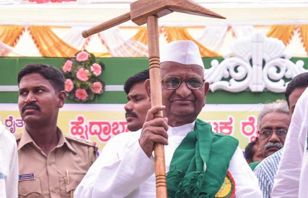 Social activist Anna Hazare during the inauguration of Farmers Convention at Sharanabasaveshwara Jatra Ground in Kalaburgi on Sunday. - Photo/ Prashanth HG