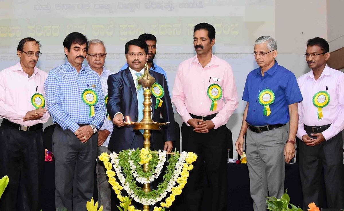 District and Session Court judge T Venkatesh Naik inaugurates a programme on distribution of 'Parisara Mitra Shale' award in Udupi.