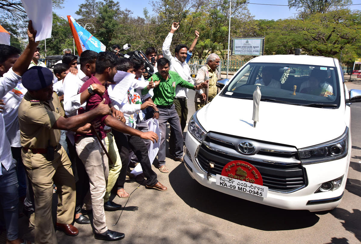 Members of NSUI intercept the car of Mayor Bhagyavathi and stage a protest in front of Mysuru City Corporation in Mysuru on Wednesday. DH PHOTO
