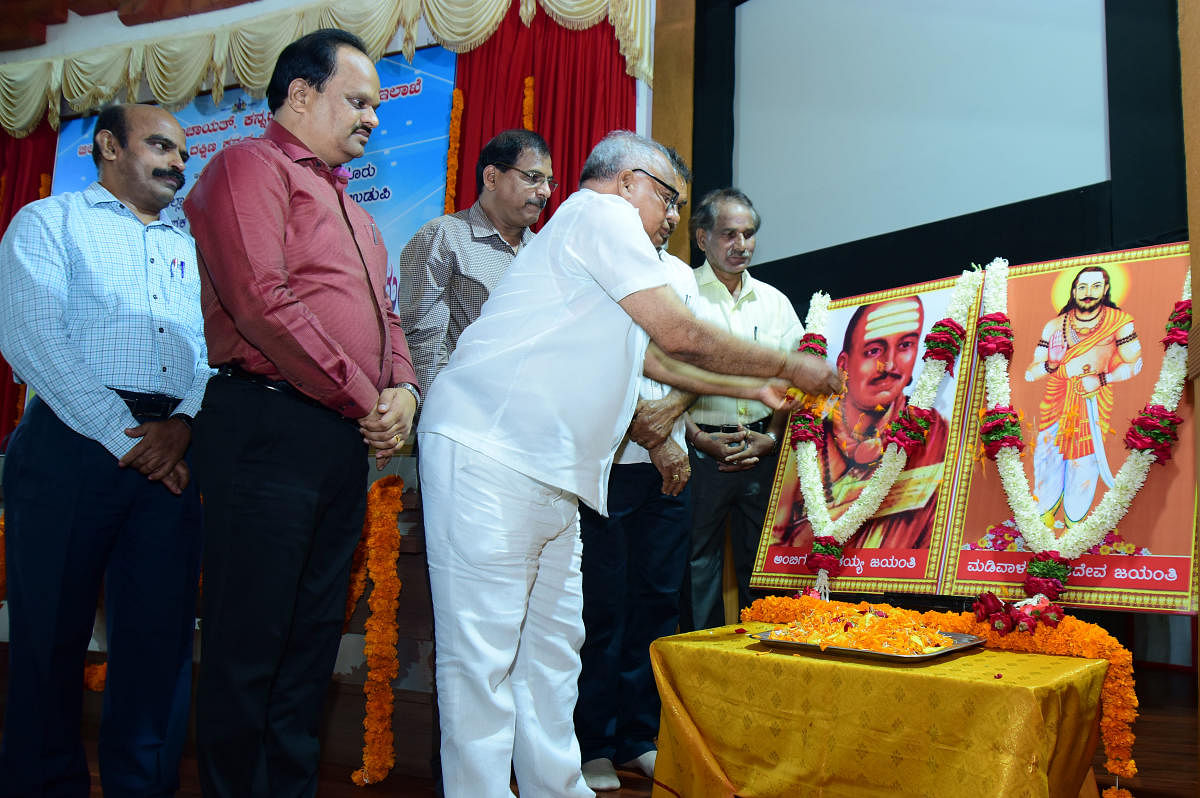Karnataka Cashew Development Corporation chairman B H Khader offers floral tribute to the portraits of Madiwala Machideva and Ambigara Chowdaiah during their jayantis at Zilla Panchayat on Thursday. ZP CEO Dr M R Ravi, Kannada and Culture Department assistant director Chandrahas Rai B and Mangalore University Ambigara Chowdaiah Study Chair convener Dr Nagappa Gowda R look on among others. DH Photo