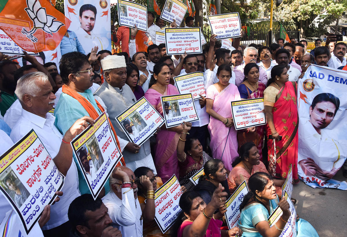 BJP workers led by party leaders B N Vijay Kumar, R Ashoka, Katta Subramanya Naidu and Shobha Karandlaje stage a protest against the murder of BJP worker Sanotsh, in Bengaluru on Friday. DH Photo.