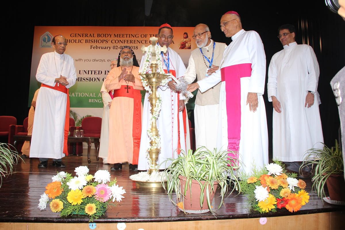 Inauguration by His Eminence Cardinal Charles Bo, Archbishop of Yangoon,Myanmar, the Chief Guest of the Plenary and His Eminence Baselios CardinalCleemis, the President of the CBCI (4918)