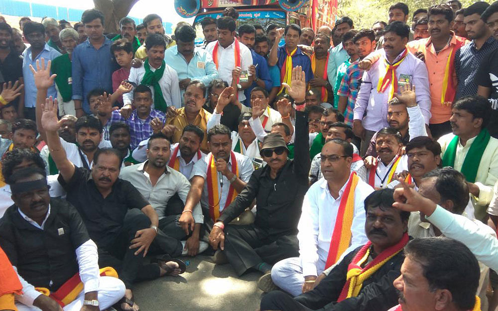 Mahadayi protestors led by the Kana Samanyara Paksha have a sitting protest ahead of PM Modi's speech in Bengaluru.