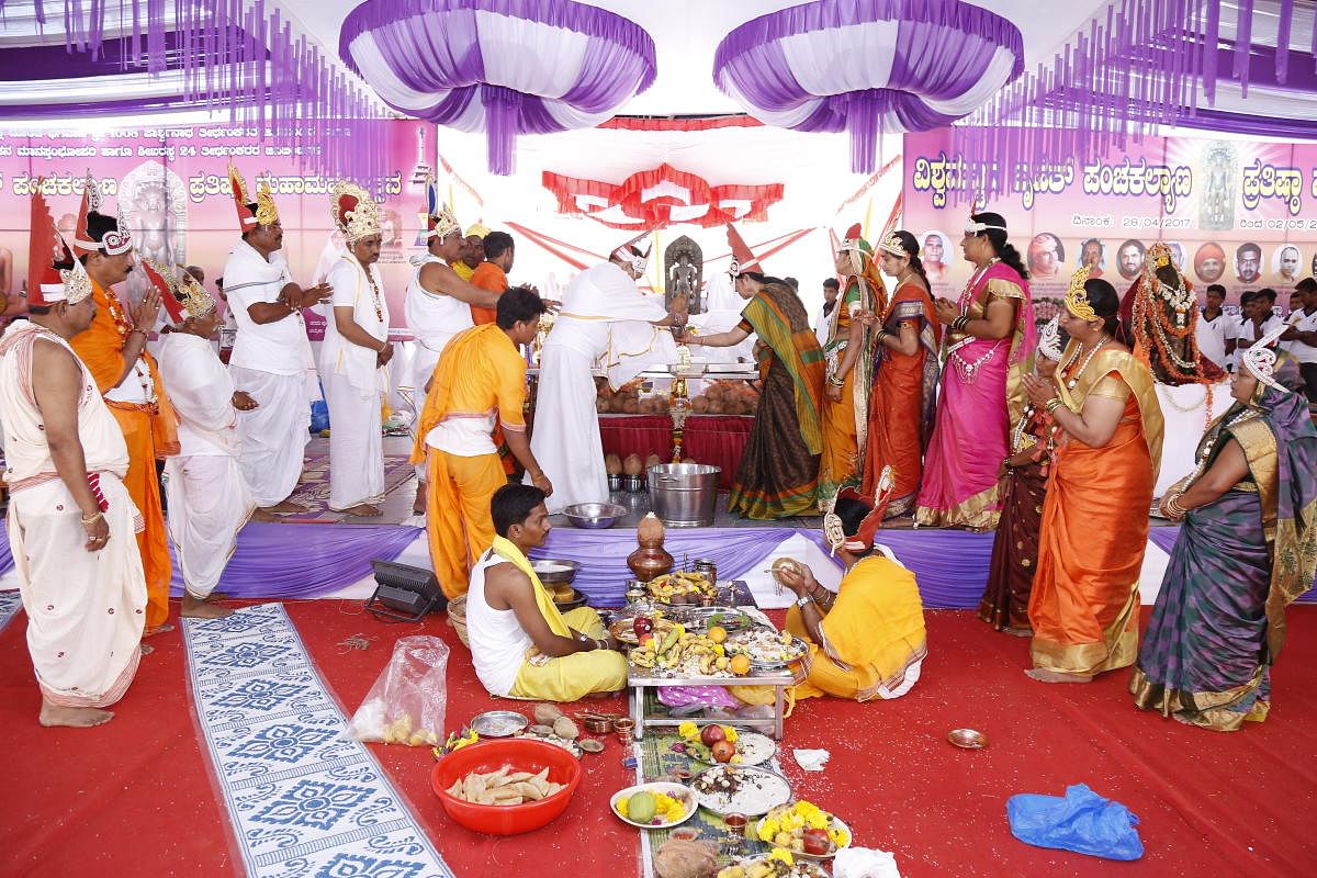 Rituals underway at a Panchkalyanak Mahotsav.