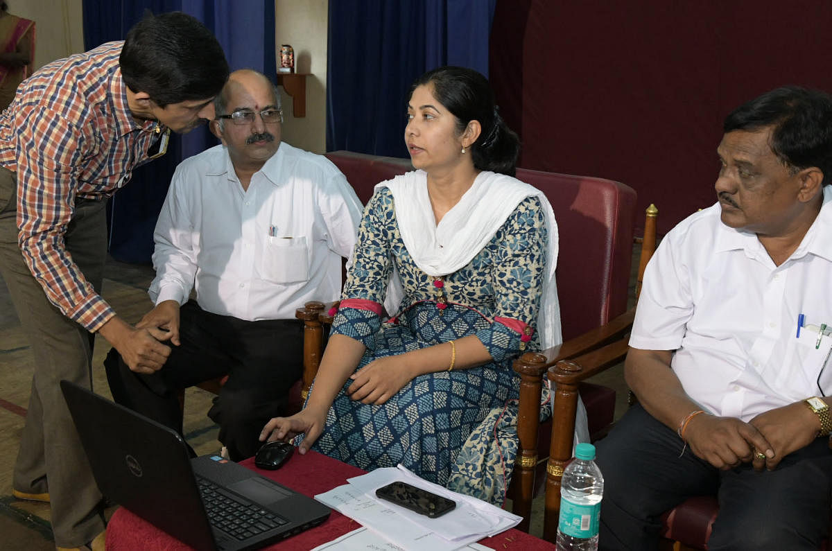Department of Pre-University Education (DPUE) director C Shikha launches online result processing system for I PU students, an initiative of Dakshina Kannada PU College Principals Association, at Sarojini Madhusoodan Khushe Educational Institutions premises in Mangaluru on Wednesday.