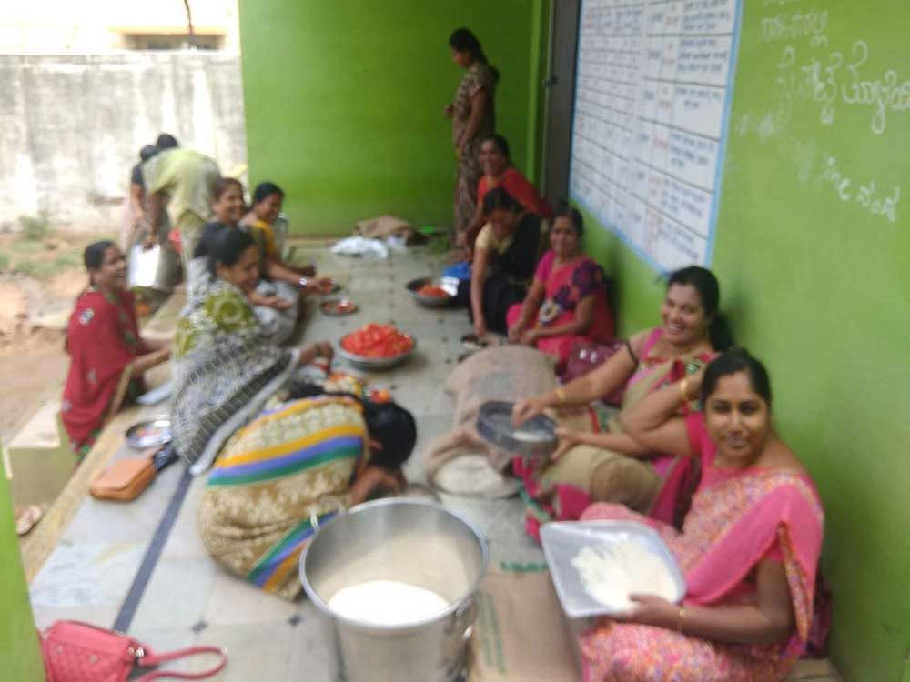 At Madakari Nayaka Vidya Samsthe, teachers have cooked lunch by taking help of peons. In some educational institutions, the students have also helped teachers cook. DH Photo