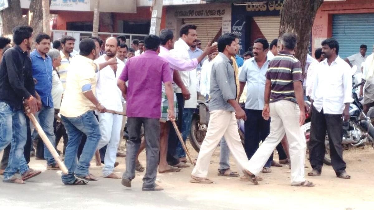 The provoked mob takes on to violence during a gang-war related to Brahmasamudra lake water supply issue in Kadur on Friday.