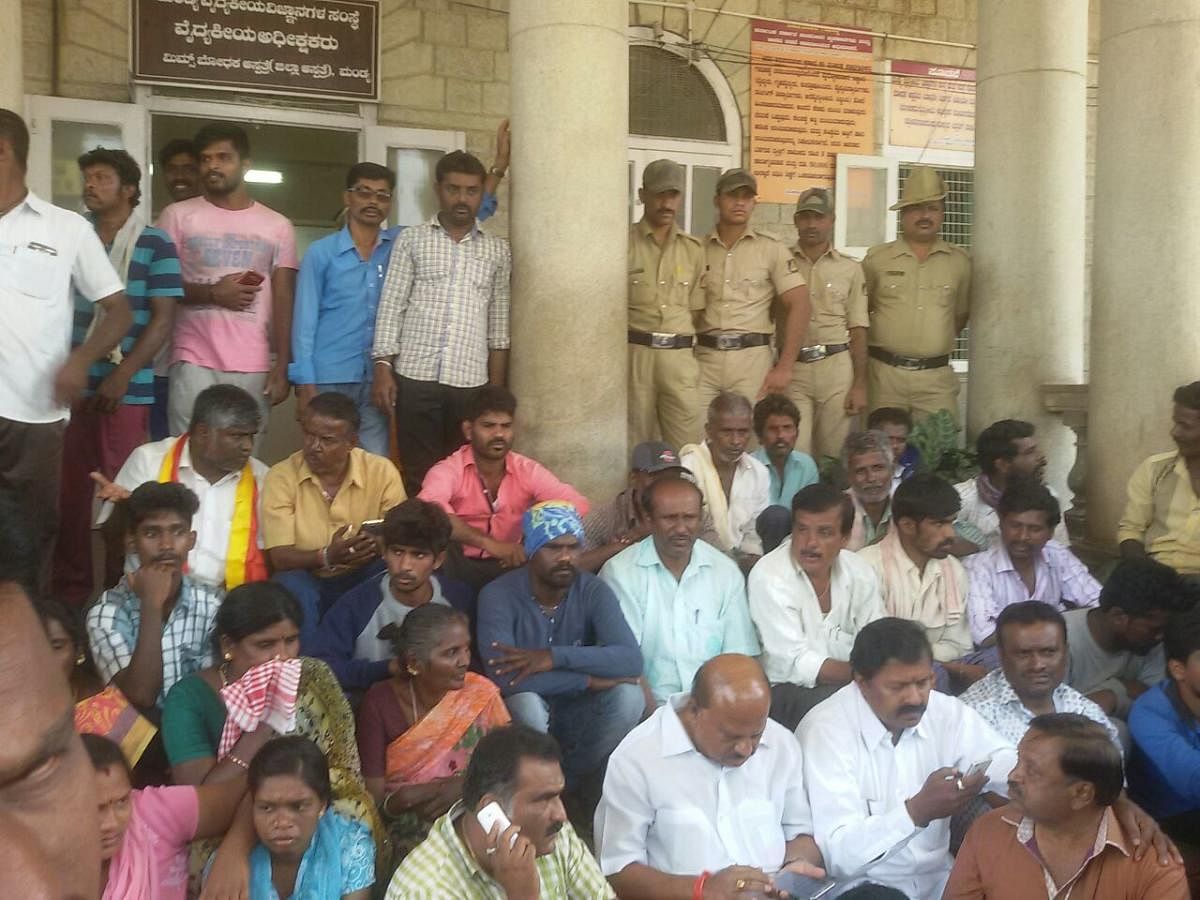 Residents of Chindagiridoddi in Mandya taluk stage a protest in front of MIMS Hospital in Mandya on Saturday, blaming pentavalent vaccine for the death of two babies. The protesters demanded the suspension of DHO and THO. DH PHOTO