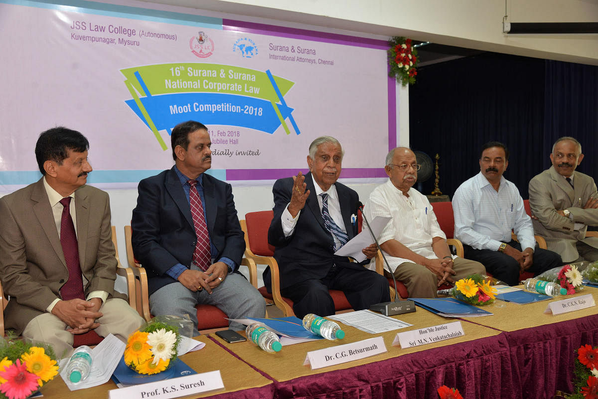 Former Chief Justice of India M N Venkatachalaiah addresses law students during the inaugural ceremony of 16th Surana and Surana national corporate law moot competition, in Mysuru, on Saturday. JSS Law College chief executive K S Suresh, JSSMahavidyapeetha executive secretary CGBetsurmutt, legal expert CKNRaja and principal M M Prabhuswamy are seen.