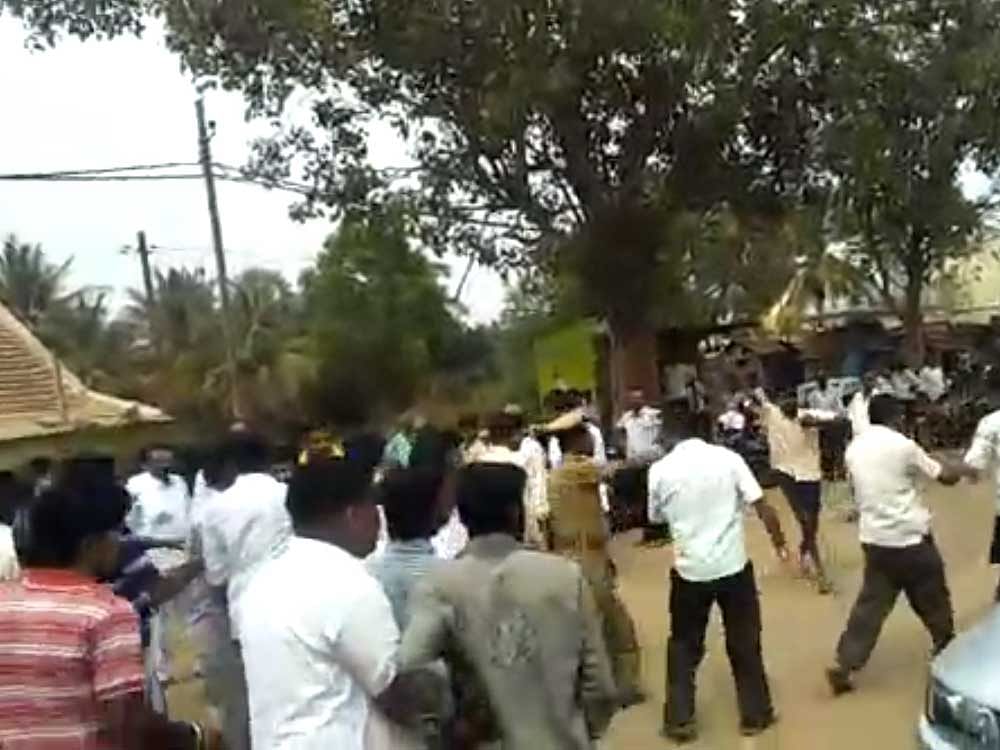 The skirmish occurred  when Krishnappa's  supporters were involved in the 'Mane-manege-Kumaranna' pre-poll campaign, near the Ammasandra Birla Circle. Screen Grab