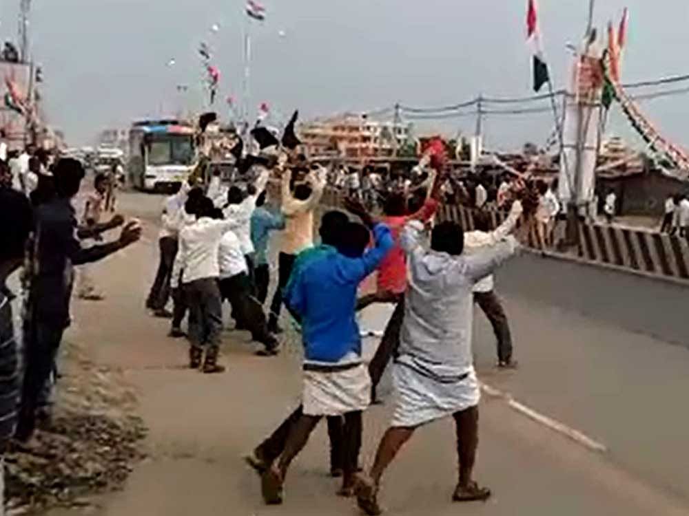 The Samudaya that is a federation of various dalit organisations blocked the path of the bus carrying Rahul Gandhi and waved black flags and shouted slogans against the Congress.  Screengrab