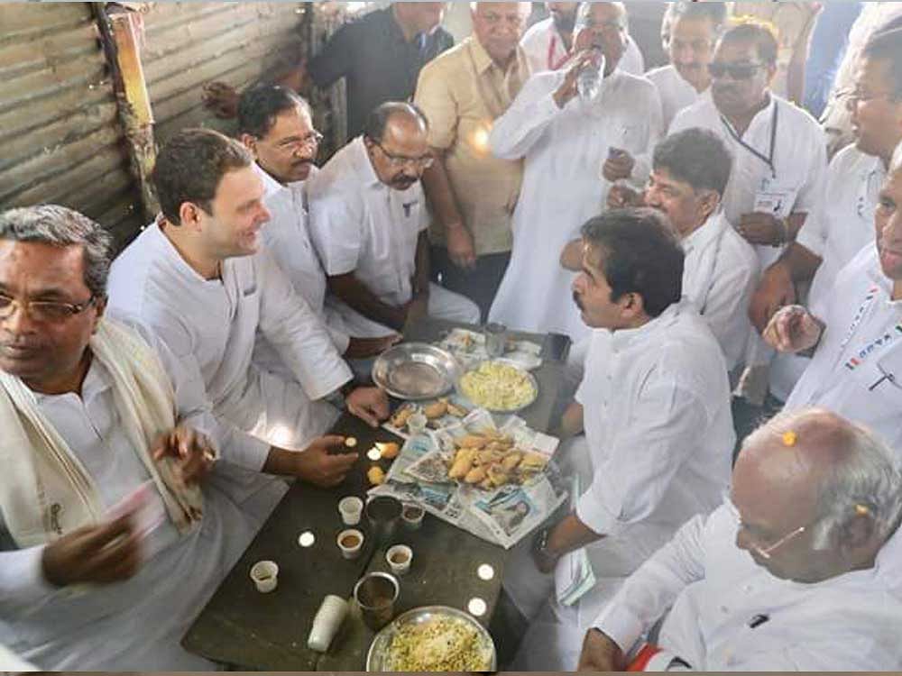 AICC President Rahul Gandhi along with CM Siddaramaiah and other Congress leaders at a tea shop in Raichur district. DH photo.