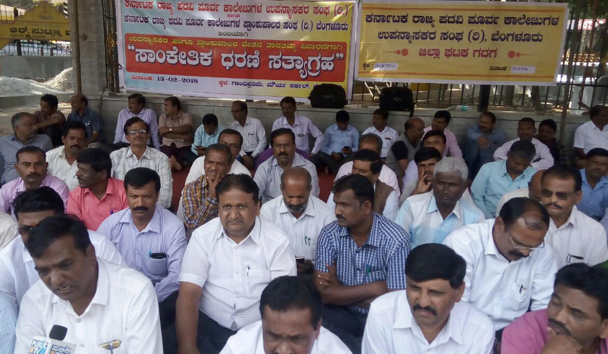 PU lectures and principals held a protest for sixth pay commission does not meet their demands on the increase in their base pay infront of Mourya circle in Bengaluru on Tuesday.