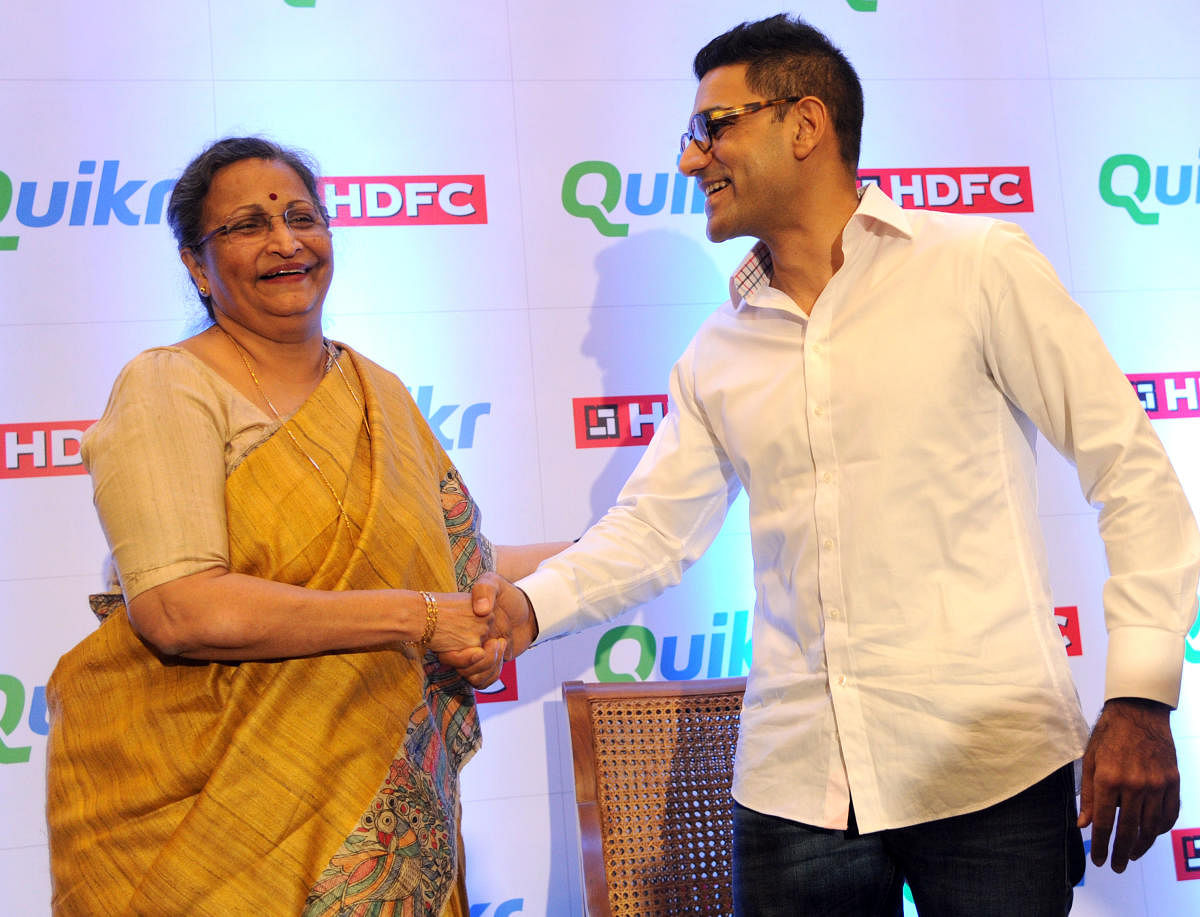 Renu Sud Karnad, Managing Director of HDFC Ltd greets Pranay Chulet, Founder and CEO of Quikr at a press conference in Bengaluru on Wednesday. DH Photo by Srikanta Sharma R.